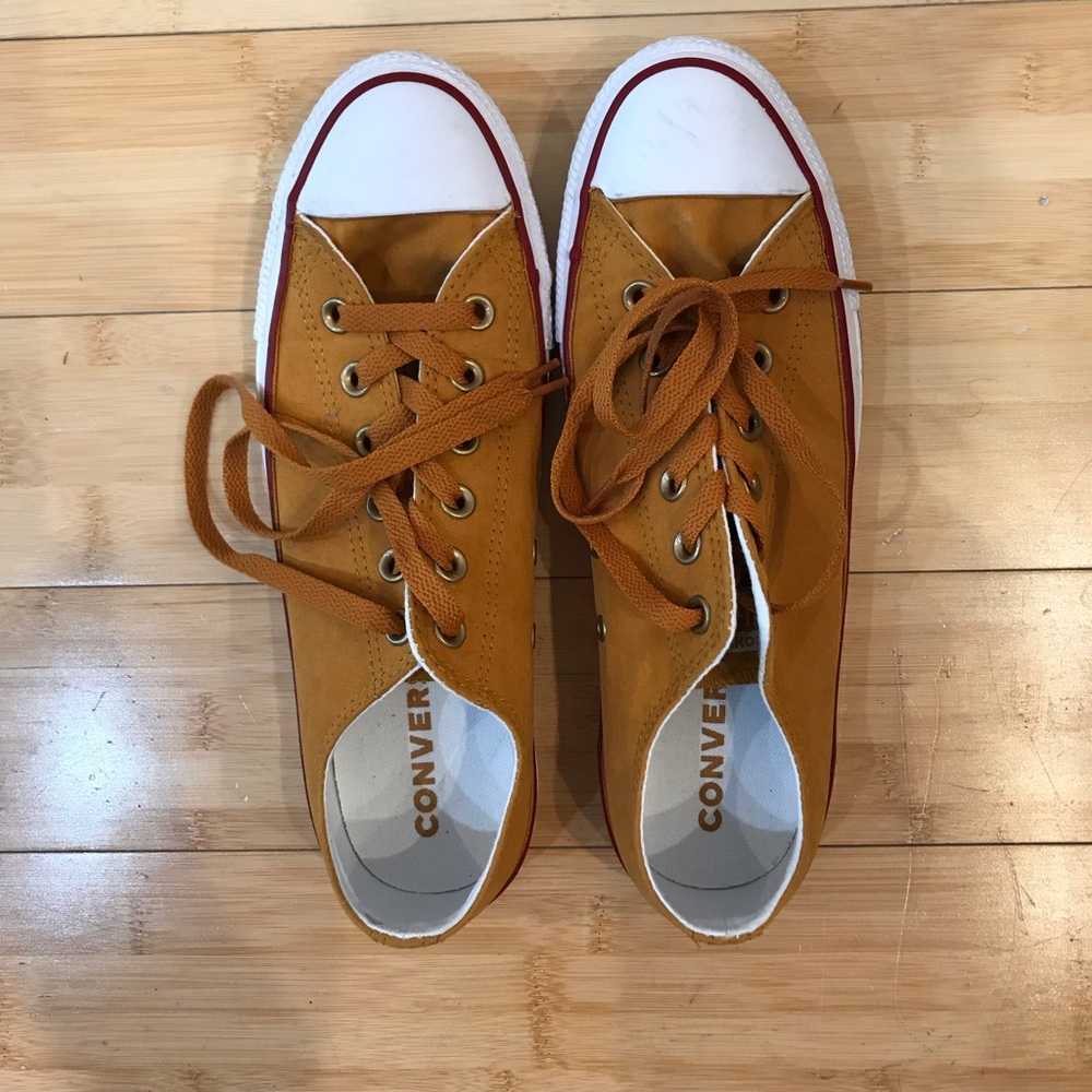 Converse Chuck Low—like new!